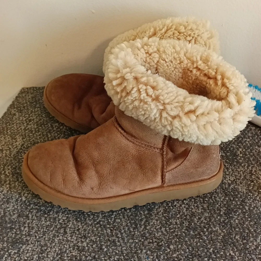 UGG Classic short women's winter boots tan size 9